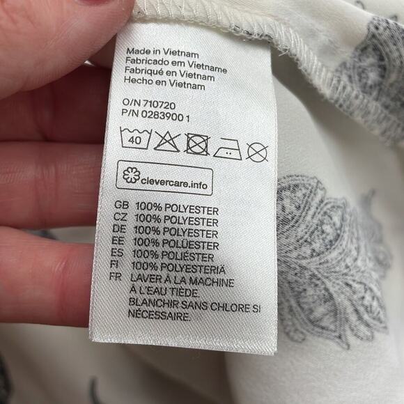 🤩3 for $30 Bundle Deal🤩
H&M feather shift dress - Picture 6 of 7